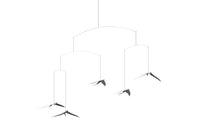 Flensted Hanging Art(フレンステッド・ハンギングアート)は、1954年にデンマークで誕生した北欧モビールの老舗ブランドです。創業者クリスチャン・フレンステッドと妻グレーテが自宅で最初のモビールを作ったことから始まり、現在も家族経営のもと、すべて手作業で丁寧に製作されています。風や空気の流れで繊細に揺れるモビールは、リビングや寝室、子供部屋、玄関、オフィスなど、さまざまな空間に静けさと調和をもたらします。北欧インテリアやモダンアートと調和するシンプルで洗練されたデザインは、出産祝いや引越し祝い、誕生日などのギフトにも最適。2024年にはブランド名を「Flensted mobiles」から「Flensted Hanging Art」へ刷新し、アート性とハンドメイドの温もりをそのままに、より現代的な世界観を発信しています。癒しの空間演出を求める方におすすめのインテリアアートです。