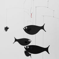 Flensted Mobiles(フレンステッド・モビール)は、1953年創業のデンマーク発・モビール専門ブランド。北欧デザインの文脈に立脚し、造形・質量配分・回転慣性を最適化して、わずかな気流でも自律的に表情を変える構成美を追求します。各パーツは重心とトルクの釣り合いを精密に設計し、静止と運動のあいだを往還する“動く彫刻”として空間に時間軸を付与。代表作「Lucky Storks」から幾何学、鳥類、気球まで多彩で、紙・ステンレス・木材の軽量構造は施工負荷が小さく、住宅・商業・ホスピタリティ・キッズ空間に適合します。現在もデンマーク国内で手作業組立・品質管理を徹底し、視覚ノイズを抑えた運動リズムが集中・鎮静・遊び心をもたらします。北欧インテリアの天井飾りや吊り下げモビールとして、リビング・子供部屋・出産祝いギフトに最適なデンマーク製の正規品です。