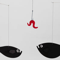 Flensted Mobiles(フレンステッド・モビール)は、1953年創業のデンマーク発・モビール専門ブランド。北欧デザインの文脈に立脚し、造形・質量配分・回転慣性を最適化して、わずかな気流でも自律的に表情を変える構成美を追求します。各パーツは重心とトルクの釣り合いを精密に設計し、静止と運動のあいだを往還する“動く彫刻”として空間に時間軸を付与。代表作「Lucky Storks」から幾何学、鳥類、気球まで多彩で、紙・ステンレス・木材の軽量構造は施工負荷が小さく、住宅・商業・ホスピタリティ・キッズ空間に適合します。現在もデンマーク国内で手作業組立・品質管理を徹底し、視覚ノイズを抑えた運動リズムが集中・鎮静・遊び心をもたらします。北欧インテリアの天井飾りや吊り下げモビールとして、リビング・子供部屋・出産祝いギフトに最適なデンマーク製の正規品です。