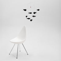 Flensted Mobiles(フレンステッド・モビール)は、1953年創業のデンマーク発・モビール専門ブランド。北欧デザインの文脈に立脚し、造形・質量配分・回転慣性を最適化して、わずかな気流でも自律的に表情を変える構成美を追求します。各パーツは重心とトルクの釣り合いを精密に設計し、静止と運動のあいだを往還する“動く彫刻”として空間に時間軸を付与。代表作「Lucky Storks」から幾何学、鳥類、気球まで多彩で、紙・ステンレス・木材の軽量構造は施工負荷が小さく、住宅・商業・ホスピタリティ・キッズ空間に適合します。現在もデンマーク国内で手作業組立・品質管理を徹底し、視覚ノイズを抑えた運動リズムが集中・鎮静・遊び心をもたらします。北欧インテリアの天井飾りや吊り下げモビールとして、リビング・子供部屋・出産祝いギフトに最適なデンマーク製の正規品です。