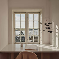 Flensted Mobiles(フレンステッド・モビール)は、1953年創業のデンマーク発・モビール専門ブランド。北欧デザインの文脈に立脚し、造形・質量配分・回転慣性を最適化して、わずかな気流でも自律的に表情を変える構成美を追求します。各パーツは重心とトルクの釣り合いを精密に設計し、静止と運動のあいだを往還する“動く彫刻”として空間に時間軸を付与。代表作「Lucky Storks」から幾何学、鳥類、気球まで多彩で、紙・ステンレス・木材の軽量構造は施工負荷が小さく、住宅・商業・ホスピタリティ・キッズ空間に適合します。現在もデンマーク国内で手作業組立・品質管理を徹底し、視覚ノイズを抑えた運動リズムが集中・鎮静・遊び心をもたらします。北欧インテリアの天井飾りや吊り下げモビールとして、リビング・子供部屋・出産祝いギフトに最適なデンマーク製の正規品です。