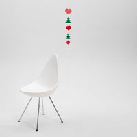 Flensted Mobiles(フレンステッド・モビール)は、1953年創業のデンマーク発・モビール専門ブランド。北欧デザインの文脈に立脚し、造形・質量配分・回転慣性を最適化して、わずかな気流でも自律的に表情を変える構成美を追求します。各パーツは重心とトルクの釣り合いを精密に設計し、静止と運動のあいだを往還する“動く彫刻”として空間に時間軸を付与。代表作「Lucky Storks」から幾何学、鳥類、気球まで多彩で、紙・ステンレス・木材の軽量構造は施工負荷が小さく、住宅・商業・ホスピタリティ・キッズ空間に適合します。現在もデンマーク国内で手作業組立・品質管理を徹底し、視覚ノイズを抑えた運動リズムが集中・鎮静・遊び心をもたらします。北欧インテリアの天井飾りや吊り下げモビールとして、リビング・子供部屋・出産祝いギフトに最適なデンマーク製の正規品です。