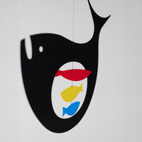Flensted Mobiles(フレンステッド・モビール)は、1953年創業のデンマーク発・モビール専門ブランド。北欧デザインの文脈に立脚し、造形・質量配分・回転慣性を最適化して、わずかな気流でも自律的に表情を変える構成美を追求します。各パーツは重心とトルクの釣り合いを精密に設計し、静止と運動のあいだを往還する“動く彫刻”として空間に時間軸を付与。代表作「Lucky Storks」から幾何学、鳥類、気球まで多彩で、紙・ステンレス・木材の軽量構造は施工負荷が小さく、住宅・商業・ホスピタリティ・キッズ空間に適合します。現在もデンマーク国内で手作業組立・品質管理を徹底し、視覚ノイズを抑えた運動リズムが集中・鎮静・遊び心をもたらします。北欧インテリアの天井飾りや吊り下げモビールとして、リビング・子供部屋・出産祝いギフトに最適なデンマーク製の正規品です。