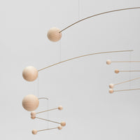 Flensted Mobiles(フレンステッド・モビール)は、1953年創業のデンマーク発・モビール専門ブランド。北欧デザインの文脈に立脚し、造形・質量配分・回転慣性を最適化して、わずかな気流でも自律的に表情を変える構成美を追求します。各パーツは重心とトルクの釣り合いを精密に設計し、静止と運動のあいだを往還する“動く彫刻”として空間に時間軸を付与。代表作「Lucky Storks」から幾何学、鳥類、気球まで多彩で、紙・ステンレス・木材の軽量構造は施工負荷が小さく、住宅・商業・ホスピタリティ・キッズ空間に適合します。現在もデンマーク国内で手作業組立・品質管理を徹底し、視覚ノイズを抑えた運動リズムが集中・鎮静・遊び心をもたらします。北欧インテリアの天井飾りや吊り下げモビールとして、リビング・子供部屋・出産祝いギフトに最適なデンマーク製の正規品です。