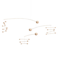 Flensted Mobiles(フレンステッド・モビール)は、1953年創業のデンマーク発・モビール専門ブランド。北欧デザインの文脈に立脚し、造形・質量配分・回転慣性を最適化して、わずかな気流でも自律的に表情を変える構成美を追求します。各パーツは重心とトルクの釣り合いを精密に設計し、静止と運動のあいだを往還する“動く彫刻”として空間に時間軸を付与。代表作「Lucky Storks」から幾何学、鳥類、気球まで多彩で、紙・ステンレス・木材の軽量構造は施工負荷が小さく、住宅・商業・ホスピタリティ・キッズ空間に適合します。現在もデンマーク国内で手作業組立・品質管理を徹底し、視覚ノイズを抑えた運動リズムが集中・鎮静・遊び心をもたらします。北欧インテリアの天井飾りや吊り下げモビールとして、リビング・子供部屋・出産祝いギフトに最適なデンマーク製の正規品です。