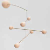 Flensted Mobiles(フレンステッド・モビール)は、1953年創業のデンマーク発・モビール専門ブランド。北欧デザインの文脈に立脚し、造形・質量配分・回転慣性を最適化して、わずかな気流でも自律的に表情を変える構成美を追求します。各パーツは重心とトルクの釣り合いを精密に設計し、静止と運動のあいだを往還する“動く彫刻”として空間に時間軸を付与。代表作「Lucky Storks」から幾何学、鳥類、気球まで多彩で、紙・ステンレス・木材の軽量構造は施工負荷が小さく、住宅・商業・ホスピタリティ・キッズ空間に適合します。現在もデンマーク国内で手作業組立・品質管理を徹底し、視覚ノイズを抑えた運動リズムが集中・鎮静・遊び心をもたらします。北欧インテリアの天井飾りや吊り下げモビールとして、リビング・子供部屋・出産祝いギフトに最適なデンマーク製の正規品です。