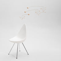 Flensted Mobiles(フレンステッド・モビール)は、1953年創業のデンマーク発・モビール専門ブランド。北欧デザインの文脈に立脚し、造形・質量配分・回転慣性を最適化して、わずかな気流でも自律的に表情を変える構成美を追求します。各パーツは重心とトルクの釣り合いを精密に設計し、静止と運動のあいだを往還する“動く彫刻”として空間に時間軸を付与。代表作「Lucky Storks」から幾何学、鳥類、気球まで多彩で、紙・ステンレス・木材の軽量構造は施工負荷が小さく、住宅・商業・ホスピタリティ・キッズ空間に適合します。現在もデンマーク国内で手作業組立・品質管理を徹底し、視覚ノイズを抑えた運動リズムが集中・鎮静・遊び心をもたらします。北欧インテリアの天井飾りや吊り下げモビールとして、リビング・子供部屋・出産祝いギフトに最適なデンマーク製の正規品です。