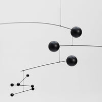 Flensted Mobiles(フレンステッド・モビール)は、1953年創業のデンマーク発・モビール専門ブランド。北欧デザインの文脈に立脚し、造形・質量配分・回転慣性を最適化して、わずかな気流でも自律的に表情を変える構成美を追求します。各パーツは重心とトルクの釣り合いを精密に設計し、静止と運動のあいだを往還する“動く彫刻”として空間に時間軸を付与。代表作「Lucky Storks」から幾何学、鳥類、気球まで多彩で、紙・ステンレス・木材の軽量構造は施工負荷が小さく、住宅・商業・ホスピタリティ・キッズ空間に適合します。現在もデンマーク国内で手作業組立・品質管理を徹底し、視覚ノイズを抑えた運動リズムが集中・鎮静・遊び心をもたらします。北欧インテリアの天井飾りや吊り下げモビールとして、リビング・子供部屋・出産祝いギフトに最適なデンマーク製の正規品です。