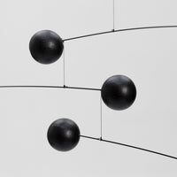 Flensted Mobiles(フレンステッド・モビール)は、1953年創業のデンマーク発・モビール専門ブランド。北欧デザインの文脈に立脚し、造形・質量配分・回転慣性を最適化して、わずかな気流でも自律的に表情を変える構成美を追求します。各パーツは重心とトルクの釣り合いを精密に設計し、静止と運動のあいだを往還する“動く彫刻”として空間に時間軸を付与。代表作「Lucky Storks」から幾何学、鳥類、気球まで多彩で、紙・ステンレス・木材の軽量構造は施工負荷が小さく、住宅・商業・ホスピタリティ・キッズ空間に適合します。現在もデンマーク国内で手作業組立・品質管理を徹底し、視覚ノイズを抑えた運動リズムが集中・鎮静・遊び心をもたらします。北欧インテリアの天井飾りや吊り下げモビールとして、リビング・子供部屋・出産祝いギフトに最適なデンマーク製の正規品です。