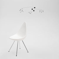 Flensted Mobiles(フレンステッド・モビール)は、1953年創業のデンマーク発・モビール専門ブランド。北欧デザインの文脈に立脚し、造形・質量配分・回転慣性を最適化して、わずかな気流でも自律的に表情を変える構成美を追求します。各パーツは重心とトルクの釣り合いを精密に設計し、静止と運動のあいだを往還する“動く彫刻”として空間に時間軸を付与。代表作「Lucky Storks」から幾何学、鳥類、気球まで多彩で、紙・ステンレス・木材の軽量構造は施工負荷が小さく、住宅・商業・ホスピタリティ・キッズ空間に適合します。現在もデンマーク国内で手作業組立・品質管理を徹底し、視覚ノイズを抑えた運動リズムが集中・鎮静・遊び心をもたらします。北欧インテリアの天井飾りや吊り下げモビールとして、リビング・子供部屋・出産祝いギフトに最適なデンマーク製の正規品です。