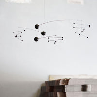 Flensted Mobiles(フレンステッド・モビール)は、1953年創業のデンマーク発・モビール専門ブランド。北欧デザインの文脈に立脚し、造形・質量配分・回転慣性を最適化して、わずかな気流でも自律的に表情を変える構成美を追求します。各パーツは重心とトルクの釣り合いを精密に設計し、静止と運動のあいだを往還する“動く彫刻”として空間に時間軸を付与。代表作「Lucky Storks」から幾何学、鳥類、気球まで多彩で、紙・ステンレス・木材の軽量構造は施工負荷が小さく、住宅・商業・ホスピタリティ・キッズ空間に適合します。現在もデンマーク国内で手作業組立・品質管理を徹底し、視覚ノイズを抑えた運動リズムが集中・鎮静・遊び心をもたらします。北欧インテリアの天井飾りや吊り下げモビールとして、リビング・子供部屋・出産祝いギフトに最適なデンマーク製の正規品です。