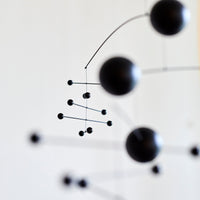 Flensted Mobiles(フレンステッド・モビール)は、1953年創業のデンマーク発・モビール専門ブランド。北欧デザインの文脈に立脚し、造形・質量配分・回転慣性を最適化して、わずかな気流でも自律的に表情を変える構成美を追求します。各パーツは重心とトルクの釣り合いを精密に設計し、静止と運動のあいだを往還する“動く彫刻”として空間に時間軸を付与。代表作「Lucky Storks」から幾何学、鳥類、気球まで多彩で、紙・ステンレス・木材の軽量構造は施工負荷が小さく、住宅・商業・ホスピタリティ・キッズ空間に適合します。現在もデンマーク国内で手作業組立・品質管理を徹底し、視覚ノイズを抑えた運動リズムが集中・鎮静・遊び心をもたらします。北欧インテリアの天井飾りや吊り下げモビールとして、リビング・子供部屋・出産祝いギフトに最適なデンマーク製の正規品です。