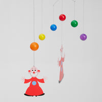 Flensted Mobiles(フレンステッド・モビール)は、1953年創業のデンマーク発・モビール専門ブランド。北欧デザインの文脈に立脚し、造形・質量配分・回転慣性を最適化して、わずかな気流でも自律的に表情を変える構成美を追求します。各パーツは重心とトルクの釣り合いを精密に設計し、静止と運動のあいだを往還する“動く彫刻”として空間に時間軸を付与。代表作「Lucky Storks」から幾何学、鳥類、気球まで多彩で、紙・ステンレス・木材の軽量構造は施工負荷が小さく、住宅・商業・ホスピタリティ・キッズ空間に適合します。現在もデンマーク国内で手作業組立・品質管理を徹底し、視覚ノイズを抑えた運動リズムが集中・鎮静・遊び心をもたらします。北欧インテリアの天井飾りや吊り下げモビールとして、リビング・子供部屋・出産祝いギフトに最適なデンマーク製の正規品です。