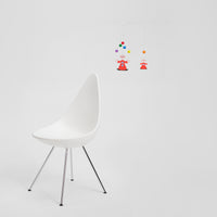 Flensted Mobiles(フレンステッド・モビール)は、1953年創業のデンマーク発・モビール専門ブランド。北欧デザインの文脈に立脚し、造形・質量配分・回転慣性を最適化して、わずかな気流でも自律的に表情を変える構成美を追求します。各パーツは重心とトルクの釣り合いを精密に設計し、静止と運動のあいだを往還する“動く彫刻”として空間に時間軸を付与。代表作「Lucky Storks」から幾何学、鳥類、気球まで多彩で、紙・ステンレス・木材の軽量構造は施工負荷が小さく、住宅・商業・ホスピタリティ・キッズ空間に適合します。現在もデンマーク国内で手作業組立・品質管理を徹底し、視覚ノイズを抑えた運動リズムが集中・鎮静・遊び心をもたらします。北欧インテリアの天井飾りや吊り下げモビールとして、リビング・子供部屋・出産祝いギフトに最適なデンマーク製の正規品です。