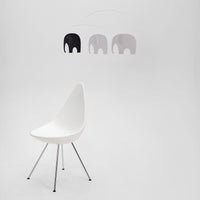 Flensted Mobiles(フレンステッド・モビール)は、1953年創業のデンマーク発・モビール専門ブランド。北欧デザインの文脈に立脚し、造形・質量配分・回転慣性を最適化して、わずかな気流でも自律的に表情を変える構成美を追求します。各パーツは重心とトルクの釣り合いを精密に設計し、静止と運動のあいだを往還する“動く彫刻”として空間に時間軸を付与。代表作「Lucky Storks」から幾何学、鳥類、気球まで多彩で、紙・ステンレス・木材の軽量構造は施工負荷が小さく、住宅・商業・ホスピタリティ・キッズ空間に適合します。現在もデンマーク国内で手作業組立・品質管理を徹底し、視覚ノイズを抑えた運動リズムが集中・鎮静・遊び心をもたらします。北欧インテリアの天井飾りや吊り下げモビールとして、リビング・子供部屋・出産祝いギフトに最適なデンマーク製の正規品です。
