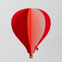 Flensted Mobiles(フレンステッド・モビール)は、1953年創業のデンマーク発・モビール専門ブランド。北欧デザインの文脈に立脚し、造形・質量配分・回転慣性を最適化して、わずかな気流でも自律的に表情を変える構成美を追求します。各パーツは重心とトルクの釣り合いを精密に設計し、静止と運動のあいだを往還する“動く彫刻”として空間に時間軸を付与。代表作「Lucky Storks」から幾何学、鳥類、気球まで多彩で、紙・ステンレス・木材の軽量構造は施工負荷が小さく、住宅・商業・ホスピタリティ・キッズ空間に適合します。現在もデンマーク国内で手作業組立・品質管理を徹底し、視覚ノイズを抑えた運動リズムが集中・鎮静・遊び心をもたらします。北欧インテリアの天井飾りや吊り下げモビールとして、リビング・子供部屋・出産祝いギフトに最適なデンマーク製の正規品です。
