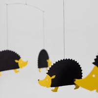 Flensted Mobiles(フレンステッド・モビール)は、1953年創業のデンマーク発・モビール専門ブランド。北欧デザインの文脈に立脚し、造形・質量配分・回転慣性を最適化して、わずかな気流でも自律的に表情を変える構成美を追求します。各パーツは重心とトルクの釣り合いを精密に設計し、静止と運動のあいだを往還する“動く彫刻”として空間に時間軸を付与。代表作「Lucky Storks」から幾何学、鳥類、気球まで多彩で、紙・ステンレス・木材の軽量構造は施工負荷が小さく、住宅・商業・ホスピタリティ・キッズ空間に適合します。現在もデンマーク国内で手作業組立・品質管理を徹底し、視覚ノイズを抑えた運動リズムが集中・鎮静・遊び心をもたらします。北欧インテリアの天井飾りや吊り下げモビールとして、リビング・子供部屋・出産祝いギフトに最適なデンマーク製の正規品です。