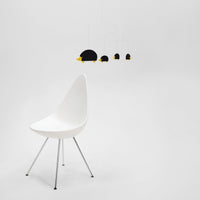 Flensted Mobiles(フレンステッド・モビール)は、1953年創業のデンマーク発・モビール専門ブランド。北欧デザインの文脈に立脚し、造形・質量配分・回転慣性を最適化して、わずかな気流でも自律的に表情を変える構成美を追求します。各パーツは重心とトルクの釣り合いを精密に設計し、静止と運動のあいだを往還する“動く彫刻”として空間に時間軸を付与。代表作「Lucky Storks」から幾何学、鳥類、気球まで多彩で、紙・ステンレス・木材の軽量構造は施工負荷が小さく、住宅・商業・ホスピタリティ・キッズ空間に適合します。現在もデンマーク国内で手作業組立・品質管理を徹底し、視覚ノイズを抑えた運動リズムが集中・鎮静・遊び心をもたらします。北欧インテリアの天井飾りや吊り下げモビールとして、リビング・子供部屋・出産祝いギフトに最適なデンマーク製の正規品です。