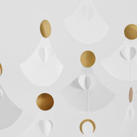 Flensted Mobiles(フレンステッド・モビール)は、1953年創業のデンマーク発・モビール専門ブランド。北欧デザインの文脈に立脚し、造形・質量配分・回転慣性を最適化して、わずかな気流でも自律的に表情を変える構成美を追求します。各パーツは重心とトルクの釣り合いを精密に設計し、静止と運動のあいだを往還する“動く彫刻”として空間に時間軸を付与。代表作「Lucky Storks」から幾何学、鳥類、気球まで多彩で、紙・ステンレス・木材の軽量構造は施工負荷が小さく、住宅・商業・ホスピタリティ・キッズ空間に適合します。現在もデンマーク国内で手作業組立・品質管理を徹底し、視覚ノイズを抑えた運動リズムが集中・鎮静・遊び心をもたらします。北欧インテリアの天井飾りや吊り下げモビールとして、リビング・子供部屋・出産祝いギフトに最適なデンマーク製の正規品です。