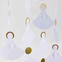 Flensted Mobiles(フレンステッド・モビール)は、1953年創業のデンマーク発・モビール専門ブランド。北欧デザインの文脈に立脚し、造形・質量配分・回転慣性を最適化して、わずかな気流でも自律的に表情を変える構成美を追求します。各パーツは重心とトルクの釣り合いを精密に設計し、静止と運動のあいだを往還する“動く彫刻”として空間に時間軸を付与。代表作「Lucky Storks」から幾何学、鳥類、気球まで多彩で、紙・ステンレス・木材の軽量構造は施工負荷が小さく、住宅・商業・ホスピタリティ・キッズ空間に適合します。現在もデンマーク国内で手作業組立・品質管理を徹底し、視覚ノイズを抑えた運動リズムが集中・鎮静・遊び心をもたらします。北欧インテリアの天井飾りや吊り下げモビールとして、リビング・子供部屋・出産祝いギフトに最適なデンマーク製の正規品です。