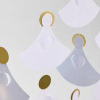 Flensted Mobiles(フレンステッド・モビール)は、1953年創業のデンマーク発・モビール専門ブランド。北欧デザインの文脈に立脚し、造形・質量配分・回転慣性を最適化して、わずかな気流でも自律的に表情を変える構成美を追求します。各パーツは重心とトルクの釣り合いを精密に設計し、静止と運動のあいだを往還する“動く彫刻”として空間に時間軸を付与。代表作「Lucky Storks」から幾何学、鳥類、気球まで多彩で、紙・ステンレス・木材の軽量構造は施工負荷が小さく、住宅・商業・ホスピタリティ・キッズ空間に適合します。現在もデンマーク国内で手作業組立・品質管理を徹底し、視覚ノイズを抑えた運動リズムが集中・鎮静・遊び心をもたらします。北欧インテリアの天井飾りや吊り下げモビールとして、リビング・子供部屋・出産祝いギフトに最適なデンマーク製の正規品です。