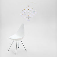 Flensted Mobiles(フレンステッド・モビール)は、1953年創業のデンマーク発・モビール専門ブランド。北欧デザインの文脈に立脚し、造形・質量配分・回転慣性を最適化して、わずかな気流でも自律的に表情を変える構成美を追求します。各パーツは重心とトルクの釣り合いを精密に設計し、静止と運動のあいだを往還する“動く彫刻”として空間に時間軸を付与。代表作「Lucky Storks」から幾何学、鳥類、気球まで多彩で、紙・ステンレス・木材の軽量構造は施工負荷が小さく、住宅・商業・ホスピタリティ・キッズ空間に適合します。現在もデンマーク国内で手作業組立・品質管理を徹底し、視覚ノイズを抑えた運動リズムが集中・鎮静・遊び心をもたらします。北欧インテリアの天井飾りや吊り下げモビールとして、リビング・子供部屋・出産祝いギフトに最適なデンマーク製の正規品です。