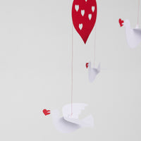Flensted Mobiles(フレンステッド・モビール)は、1953年創業のデンマーク発・モビール専門ブランド。北欧デザインの文脈に立脚し、造形・質量配分・回転慣性を最適化して、わずかな気流でも自律的に表情を変える構成美を追求します。各パーツは重心とトルクの釣り合いを精密に設計し、静止と運動のあいだを往還する“動く彫刻”として空間に時間軸を付与。代表作「Lucky Storks」から幾何学、鳥類、気球まで多彩で、紙・ステンレス・木材の軽量構造は施工負荷が小さく、住宅・商業・ホスピタリティ・キッズ空間に適合します。現在もデンマーク国内で手作業組立・品質管理を徹底し、視覚ノイズを抑えた運動リズムが集中・鎮静・遊び心をもたらします。北欧インテリアの天井飾りや吊り下げモビールとして、リビング・子供部屋・出産祝いギフトに最適なデンマーク製の正規品です。
