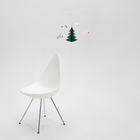 Flensted Mobiles(フレンステッド・モビール)は、1953年創業のデンマーク発・モビール専門ブランド。北欧デザインの文脈に立脚し、造形・質量配分・回転慣性を最適化して、わずかな気流でも自律的に表情を変える構成美を追求します。各パーツは重心とトルクの釣り合いを精密に設計し、静止と運動のあいだを往還する“動く彫刻”として空間に時間軸を付与。代表作「Lucky Storks」から幾何学、鳥類、気球まで多彩で、紙・ステンレス・木材の軽量構造は施工負荷が小さく、住宅・商業・ホスピタリティ・キッズ空間に適合します。現在もデンマーク国内で手作業組立・品質管理を徹底し、視覚ノイズを抑えた運動リズムが集中・鎮静・遊び心をもたらします。北欧インテリアの天井飾りや吊り下げモビールとして、リビング・子供部屋・出産祝いギフトに最適なデンマーク製の正規品です。