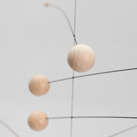 Flensted Hanging Art(フレンステッド・ハンギングアート)は、1954年にデンマークで誕生した北欧モビールの老舗ブランドです。創業者クリスチャン・フレンステッドと妻グレーテが自宅で最初のモビールを作ったことから始まり、現在も家族経営のもと、すべて手作業で丁寧に製作されています。風や空気の流れで繊細に揺れるモビールは、リビングや寝室、子供部屋、玄関、オフィスなど、さまざまな空間に静けさと調和をもたらします。北欧インテリアやモダンアートと調和するシンプルで洗練されたデザインは、出産祝いや引越し祝い、誕生日などのギフトにも最適。2024年にはブランド名を「Flensted mobiles」から「Flensted Hanging Art」へ刷新し、アート性とハンドメイドの温もりをそのままに、より現代的な世界観を発信しています。癒しの空間演出を求める方におすすめのインテリアアートです。