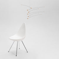 Flensted Hanging Art(フレンステッド・ハンギングアート)は、1954年にデンマークで誕生した北欧モビールの老舗ブランドです。創業者クリスチャン・フレンステッドと妻グレーテが自宅で最初のモビールを作ったことから始まり、現在も家族経営のもと、すべて手作業で丁寧に製作されています。風や空気の流れで繊細に揺れるモビールは、リビングや寝室、子供部屋、玄関、オフィスなど、さまざまな空間に静けさと調和をもたらします。北欧インテリアやモダンアートと調和するシンプルで洗練されたデザインは、出産祝いや引越し祝い、誕生日などのギフトにも最適。2024年にはブランド名を「Flensted mobiles」から「Flensted Hanging Art」へ刷新し、アート性とハンドメイドの温もりをそのままに、より現代的な世界観を発信しています。癒しの空間演出を求める方におすすめのインテリアアートです。