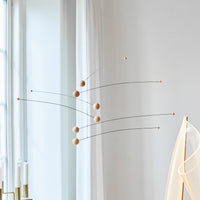 Flensted Hanging Art(フレンステッド・ハンギングアート)は、1954年にデンマークで誕生した北欧モビールの老舗ブランドです。創業者クリスチャン・フレンステッドと妻グレーテが自宅で最初のモビールを作ったことから始まり、現在も家族経営のもと、すべて手作業で丁寧に製作されています。風や空気の流れで繊細に揺れるモビールは、リビングや寝室、子供部屋、玄関、オフィスなど、さまざまな空間に静けさと調和をもたらします。北欧インテリアやモダンアートと調和するシンプルで洗練されたデザインは、出産祝いや引越し祝い、誕生日などのギフトにも最適。2024年にはブランド名を「Flensted mobiles」から「Flensted Hanging Art」へ刷新し、アート性とハンドメイドの温もりをそのままに、より現代的な世界観を発信しています。癒しの空間演出を求める方におすすめのインテリアアートです。