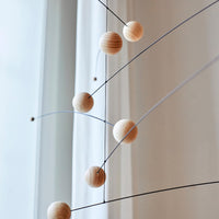 Flensted Hanging Art(フレンステッド・ハンギングアート)は、1954年にデンマークで誕生した北欧モビールの老舗ブランドです。創業者クリスチャン・フレンステッドと妻グレーテが自宅で最初のモビールを作ったことから始まり、現在も家族経営のもと、すべて手作業で丁寧に製作されています。風や空気の流れで繊細に揺れるモビールは、リビングや寝室、子供部屋、玄関、オフィスなど、さまざまな空間に静けさと調和をもたらします。北欧インテリアやモダンアートと調和するシンプルで洗練されたデザインは、出産祝いや引越し祝い、誕生日などのギフトにも最適。2024年にはブランド名を「Flensted mobiles」から「Flensted Hanging Art」へ刷新し、アート性とハンドメイドの温もりをそのままに、より現代的な世界観を発信しています。癒しの空間演出を求める方におすすめのインテリアアートです。