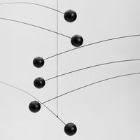 Flensted Mobiles(フレンステッド・モビール)は、1953年創業のデンマーク発・モビール専門ブランド。北欧デザインの文脈に立脚し、造形・質量配分・回転慣性を最適化して、わずかな気流でも自律的に表情を変える構成美を追求します。各パーツは重心とトルクの釣り合いを精密に設計し、静止と運動のあいだを往還する“動く彫刻”として空間に時間軸を付与。代表作「Lucky Storks」から幾何学、鳥類、気球まで多彩で、紙・ステンレス・木材の軽量構造は施工負荷が小さく、住宅・商業・ホスピタリティ・キッズ空間に適合します。現在もデンマーク国内で手作業組立・品質管理を徹底し、視覚ノイズを抑えた運動リズムが集中・鎮静・遊び心をもたらします。北欧インテリアの天井飾りや吊り下げモビールとして、リビング・子供部屋・出産祝いギフトに最適なデンマーク製の正規品です。