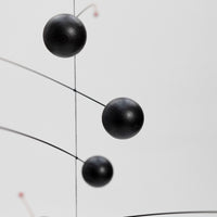 Flensted Mobiles(フレンステッド・モビール)は、1953年創業のデンマーク発・モビール専門ブランド。北欧デザインの文脈に立脚し、造形・質量配分・回転慣性を最適化して、わずかな気流でも自律的に表情を変える構成美を追求します。各パーツは重心とトルクの釣り合いを精密に設計し、静止と運動のあいだを往還する“動く彫刻”として空間に時間軸を付与。代表作「Lucky Storks」から幾何学、鳥類、気球まで多彩で、紙・ステンレス・木材の軽量構造は施工負荷が小さく、住宅・商業・ホスピタリティ・キッズ空間に適合します。現在もデンマーク国内で手作業組立・品質管理を徹底し、視覚ノイズを抑えた運動リズムが集中・鎮静・遊び心をもたらします。北欧インテリアの天井飾りや吊り下げモビールとして、リビング・子供部屋・出産祝いギフトに最適なデンマーク製の正規品です。