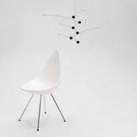 Flensted Mobiles(フレンステッド・モビール)は、1953年創業のデンマーク発・モビール専門ブランド。北欧デザインの文脈に立脚し、造形・質量配分・回転慣性を最適化して、わずかな気流でも自律的に表情を変える構成美を追求します。各パーツは重心とトルクの釣り合いを精密に設計し、静止と運動のあいだを往還する“動く彫刻”として空間に時間軸を付与。代表作「Lucky Storks」から幾何学、鳥類、気球まで多彩で、紙・ステンレス・木材の軽量構造は施工負荷が小さく、住宅・商業・ホスピタリティ・キッズ空間に適合します。現在もデンマーク国内で手作業組立・品質管理を徹底し、視覚ノイズを抑えた運動リズムが集中・鎮静・遊び心をもたらします。北欧インテリアの天井飾りや吊り下げモビールとして、リビング・子供部屋・出産祝いギフトに最適なデンマーク製の正規品です。