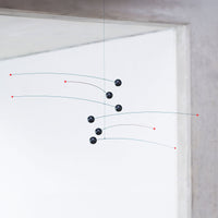 Flensted Mobiles(フレンステッド・モビール)は、1953年創業のデンマーク発・モビール専門ブランド。北欧デザインの文脈に立脚し、造形・質量配分・回転慣性を最適化して、わずかな気流でも自律的に表情を変える構成美を追求します。各パーツは重心とトルクの釣り合いを精密に設計し、静止と運動のあいだを往還する“動く彫刻”として空間に時間軸を付与。代表作「Lucky Storks」から幾何学、鳥類、気球まで多彩で、紙・ステンレス・木材の軽量構造は施工負荷が小さく、住宅・商業・ホスピタリティ・キッズ空間に適合します。現在もデンマーク国内で手作業組立・品質管理を徹底し、視覚ノイズを抑えた運動リズムが集中・鎮静・遊び心をもたらします。北欧インテリアの天井飾りや吊り下げモビールとして、リビング・子供部屋・出産祝いギフトに最適なデンマーク製の正規品です。