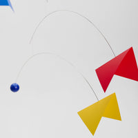 Flensted Mobiles(フレンステッド・モビール)は、1953年創業のデンマーク発・モビール専門ブランド。北欧デザインの文脈に立脚し、造形・質量配分・回転慣性を最適化して、わずかな気流でも自律的に表情を変える構成美を追求します。各パーツは重心とトルクの釣り合いを精密に設計し、静止と運動のあいだを往還する“動く彫刻”として空間に時間軸を付与。代表作「Lucky Storks」から幾何学、鳥類、気球まで多彩で、紙・ステンレス・木材の軽量構造は施工負荷が小さく、住宅・商業・ホスピタリティ・キッズ空間に適合します。現在もデンマーク国内で手作業組立・品質管理を徹底し、視覚ノイズを抑えた運動リズムが集中・鎮静・遊び心をもたらします。北欧インテリアの天井飾りや吊り下げモビールとして、リビング・子供部屋・出産祝いギフトに最適なデンマーク製の正規品です。