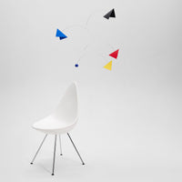 Flensted Mobiles(フレンステッド・モビール)は、1953年創業のデンマーク発・モビール専門ブランド。北欧デザインの文脈に立脚し、造形・質量配分・回転慣性を最適化して、わずかな気流でも自律的に表情を変える構成美を追求します。各パーツは重心とトルクの釣り合いを精密に設計し、静止と運動のあいだを往還する“動く彫刻”として空間に時間軸を付与。代表作「Lucky Storks」から幾何学、鳥類、気球まで多彩で、紙・ステンレス・木材の軽量構造は施工負荷が小さく、住宅・商業・ホスピタリティ・キッズ空間に適合します。現在もデンマーク国内で手作業組立・品質管理を徹底し、視覚ノイズを抑えた運動リズムが集中・鎮静・遊び心をもたらします。北欧インテリアの天井飾りや吊り下げモビールとして、リビング・子供部屋・出産祝いギフトに最適なデンマーク製の正規品です。