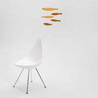 Flensted Mobiles(フレンステッド・モビール)は、1953年創業のデンマーク発・モビール専門ブランド。北欧デザインの文脈に立脚し、造形・質量配分・回転慣性を最適化して、わずかな気流でも自律的に表情を変える構成美を追求します。各パーツは重心とトルクの釣り合いを精密に設計し、静止と運動のあいだを往還する“動く彫刻”として空間に時間軸を付与。代表作「Lucky Storks」から幾何学、鳥類、気球まで多彩で、紙・ステンレス・木材の軽量構造は施工負荷が小さく、住宅・商業・ホスピタリティ・キッズ空間に適合します。現在もデンマーク国内で手作業組立・品質管理を徹底し、視覚ノイズを抑えた運動リズムが集中・鎮静・遊び心をもたらします。北欧インテリアの天井飾りや吊り下げモビールとして、リビング・子供部屋・出産祝いギフトに最適なデンマーク製の正規品です。