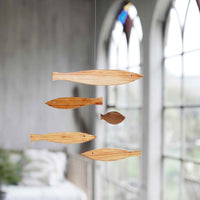 Flensted Mobiles(フレンステッド・モビール)は、1953年創業のデンマーク発・モビール専門ブランド。北欧デザインの文脈に立脚し、造形・質量配分・回転慣性を最適化して、わずかな気流でも自律的に表情を変える構成美を追求します。各パーツは重心とトルクの釣り合いを精密に設計し、静止と運動のあいだを往還する“動く彫刻”として空間に時間軸を付与。代表作「Lucky Storks」から幾何学、鳥類、気球まで多彩で、紙・ステンレス・木材の軽量構造は施工負荷が小さく、住宅・商業・ホスピタリティ・キッズ空間に適合します。現在もデンマーク国内で手作業組立・品質管理を徹底し、視覚ノイズを抑えた運動リズムが集中・鎮静・遊び心をもたらします。北欧インテリアの天井飾りや吊り下げモビールとして、リビング・子供部屋・出産祝いギフトに最適なデンマーク製の正規品です。