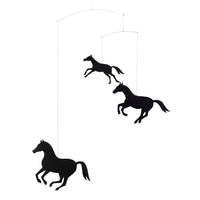 Flensted Mobiles(フレンステッド・モビール)は、1953年創業のデンマーク発・モビール専門ブランド。北欧デザインの文脈に立脚し、造形・質量配分・回転慣性を最適化して、わずかな気流でも自律的に表情を変える構成美を追求します。各パーツは重心とトルクの釣り合いを精密に設計し、静止と運動のあいだを往還する“動く彫刻”として空間に時間軸を付与。代表作「Lucky Storks」から幾何学、鳥類、気球まで多彩で、紙・ステンレス・木材の軽量構造は施工負荷が小さく、住宅・商業・ホスピタリティ・キッズ空間に適合します。現在もデンマーク国内で手作業組立・品質管理を徹底し、視覚ノイズを抑えた運動リズムが集中・鎮静・遊び心をもたらします。北欧インテリアの天井飾りや吊り下げモビールとして、リビング・子供部屋・出産祝いギフトに最適なデンマーク製の正規品です。