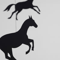 Flensted Mobiles(フレンステッド・モビール)は、1953年創業のデンマーク発・モビール専門ブランド。北欧デザインの文脈に立脚し、造形・質量配分・回転慣性を最適化して、わずかな気流でも自律的に表情を変える構成美を追求します。各パーツは重心とトルクの釣り合いを精密に設計し、静止と運動のあいだを往還する“動く彫刻”として空間に時間軸を付与。代表作「Lucky Storks」から幾何学、鳥類、気球まで多彩で、紙・ステンレス・木材の軽量構造は施工負荷が小さく、住宅・商業・ホスピタリティ・キッズ空間に適合します。現在もデンマーク国内で手作業組立・品質管理を徹底し、視覚ノイズを抑えた運動リズムが集中・鎮静・遊び心をもたらします。北欧インテリアの天井飾りや吊り下げモビールとして、リビング・子供部屋・出産祝いギフトに最適なデンマーク製の正規品です。