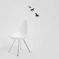 Flensted Mobiles(フレンステッド・モビール)は、1953年創業のデンマーク発・モビール専門ブランド。北欧デザインの文脈に立脚し、造形・質量配分・回転慣性を最適化して、わずかな気流でも自律的に表情を変える構成美を追求します。各パーツは重心とトルクの釣り合いを精密に設計し、静止と運動のあいだを往還する“動く彫刻”として空間に時間軸を付与。代表作「Lucky Storks」から幾何学、鳥類、気球まで多彩で、紙・ステンレス・木材の軽量構造は施工負荷が小さく、住宅・商業・ホスピタリティ・キッズ空間に適合します。現在もデンマーク国内で手作業組立・品質管理を徹底し、視覚ノイズを抑えた運動リズムが集中・鎮静・遊び心をもたらします。北欧インテリアの天井飾りや吊り下げモビールとして、リビング・子供部屋・出産祝いギフトに最適なデンマーク製の正規品です。