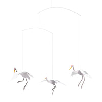 Flensted Mobiles(フレンステッド・モビール)は、1953年創業のデンマーク発・モビール専門ブランド。北欧デザインの文脈に立脚し、造形・質量配分・回転慣性を最適化して、わずかな気流でも自律的に表情を変える構成美を追求します。各パーツは重心とトルクの釣り合いを精密に設計し、静止と運動のあいだを往還する“動く彫刻”として空間に時間軸を付与。代表作「Lucky Storks」から幾何学、鳥類、気球まで多彩で、紙・ステンレス・木材の軽量構造は施工負荷が小さく、住宅・商業・ホスピタリティ・キッズ空間に適合します。現在もデンマーク国内で手作業組立・品質管理を徹底し、視覚ノイズを抑えた運動リズムが集中・鎮静・遊び心をもたらします。北欧インテリアの天井飾りや吊り下げモビールとして、リビング・子供部屋・出産祝いギフトに最適なデンマーク製の正規品です。