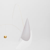 Flensted Mobiles(フレンステッド・モビール)は、1953年創業のデンマーク発・モビール専門ブランド。北欧デザインの文脈に立脚し、造形・質量配分・回転慣性を最適化して、わずかな気流でも自律的に表情を変える構成美を追求します。各パーツは重心とトルクの釣り合いを精密に設計し、静止と運動のあいだを往還する“動く彫刻”として空間に時間軸を付与。代表作「Lucky Storks」から幾何学、鳥類、気球まで多彩で、紙・ステンレス・木材の軽量構造は施工負荷が小さく、住宅・商業・ホスピタリティ・キッズ空間に適合します。現在もデンマーク国内で手作業組立・品質管理を徹底し、視覚ノイズを抑えた運動リズムが集中・鎮静・遊び心をもたらします。北欧インテリアの天井飾りや吊り下げモビールとして、リビング・子供部屋・出産祝いギフトに最適なデンマーク製の正規品です。