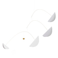 Flensted Mobiles(フレンステッド・モビール)は、1953年創業のデンマーク発・モビール専門ブランド。北欧デザインの文脈に立脚し、造形・質量配分・回転慣性を最適化して、わずかな気流でも自律的に表情を変える構成美を追求します。各パーツは重心とトルクの釣り合いを精密に設計し、静止と運動のあいだを往還する“動く彫刻”として空間に時間軸を付与。代表作「Lucky Storks」から幾何学、鳥類、気球まで多彩で、紙・ステンレス・木材の軽量構造は施工負荷が小さく、住宅・商業・ホスピタリティ・キッズ空間に適合します。現在もデンマーク国内で手作業組立・品質管理を徹底し、視覚ノイズを抑えた運動リズムが集中・鎮静・遊び心をもたらします。北欧インテリアの天井飾りや吊り下げモビールとして、リビング・子供部屋・出産祝いギフトに最適なデンマーク製の正規品です。