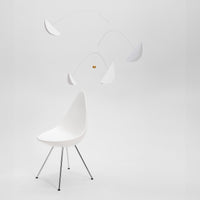 Flensted Mobiles(フレンステッド・モビール)は、1953年創業のデンマーク発・モビール専門ブランド。北欧デザインの文脈に立脚し、造形・質量配分・回転慣性を最適化して、わずかな気流でも自律的に表情を変える構成美を追求します。各パーツは重心とトルクの釣り合いを精密に設計し、静止と運動のあいだを往還する“動く彫刻”として空間に時間軸を付与。代表作「Lucky Storks」から幾何学、鳥類、気球まで多彩で、紙・ステンレス・木材の軽量構造は施工負荷が小さく、住宅・商業・ホスピタリティ・キッズ空間に適合します。現在もデンマーク国内で手作業組立・品質管理を徹底し、視覚ノイズを抑えた運動リズムが集中・鎮静・遊び心をもたらします。北欧インテリアの天井飾りや吊り下げモビールとして、リビング・子供部屋・出産祝いギフトに最適なデンマーク製の正規品です。