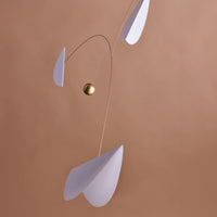 Flensted Mobiles(フレンステッド・モビール)は、1953年創業のデンマーク発・モビール専門ブランド。北欧デザインの文脈に立脚し、造形・質量配分・回転慣性を最適化して、わずかな気流でも自律的に表情を変える構成美を追求します。各パーツは重心とトルクの釣り合いを精密に設計し、静止と運動のあいだを往還する“動く彫刻”として空間に時間軸を付与。代表作「Lucky Storks」から幾何学、鳥類、気球まで多彩で、紙・ステンレス・木材の軽量構造は施工負荷が小さく、住宅・商業・ホスピタリティ・キッズ空間に適合します。現在もデンマーク国内で手作業組立・品質管理を徹底し、視覚ノイズを抑えた運動リズムが集中・鎮静・遊び心をもたらします。北欧インテリアの天井飾りや吊り下げモビールとして、リビング・子供部屋・出産祝いギフトに最適なデンマーク製の正規品です。