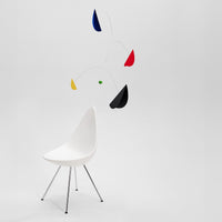 Flensted Mobiles(フレンステッド・モビール)は、1953年創業のデンマーク発・モビール専門ブランド。北欧デザインの文脈に立脚し、造形・質量配分・回転慣性を最適化して、わずかな気流でも自律的に表情を変える構成美を追求します。各パーツは重心とトルクの釣り合いを精密に設計し、静止と運動のあいだを往還する“動く彫刻”として空間に時間軸を付与。代表作「Lucky Storks」から幾何学、鳥類、気球まで多彩で、紙・ステンレス・木材の軽量構造は施工負荷が小さく、住宅・商業・ホスピタリティ・キッズ空間に適合します。現在もデンマーク国内で手作業組立・品質管理を徹底し、視覚ノイズを抑えた運動リズムが集中・鎮静・遊び心をもたらします。北欧インテリアの天井飾りや吊り下げモビールとして、リビング・子供部屋・出産祝いギフトに最適なデンマーク製の正規品です。