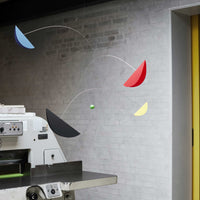 Flensted Mobiles(フレンステッド・モビール)は、1953年創業のデンマーク発・モビール専門ブランド。北欧デザインの文脈に立脚し、造形・質量配分・回転慣性を最適化して、わずかな気流でも自律的に表情を変える構成美を追求します。各パーツは重心とトルクの釣り合いを精密に設計し、静止と運動のあいだを往還する“動く彫刻”として空間に時間軸を付与。代表作「Lucky Storks」から幾何学、鳥類、気球まで多彩で、紙・ステンレス・木材の軽量構造は施工負荷が小さく、住宅・商業・ホスピタリティ・キッズ空間に適合します。現在もデンマーク国内で手作業組立・品質管理を徹底し、視覚ノイズを抑えた運動リズムが集中・鎮静・遊び心をもたらします。北欧インテリアの天井飾りや吊り下げモビールとして、リビング・子供部屋・出産祝いギフトに最適なデンマーク製の正規品です。